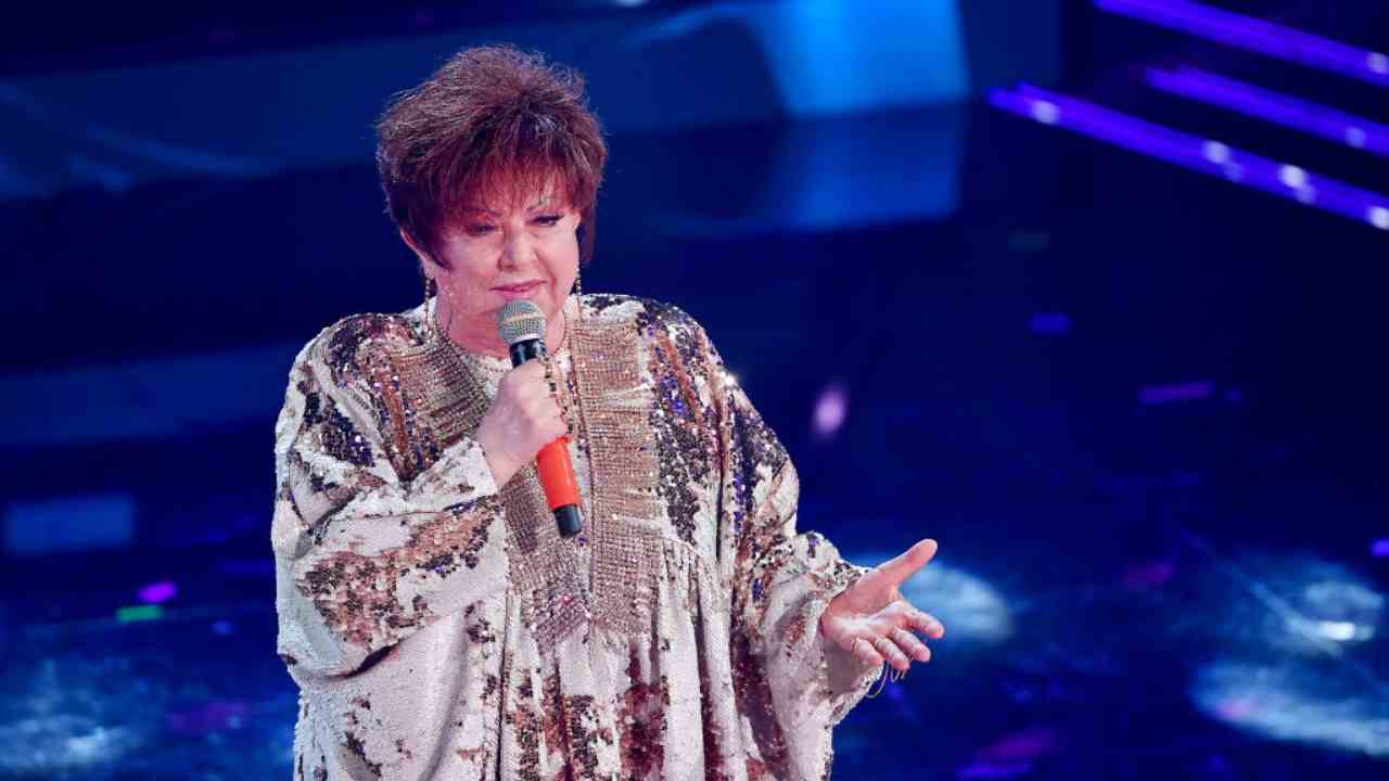 Orietta Berti mentre canta una canzone