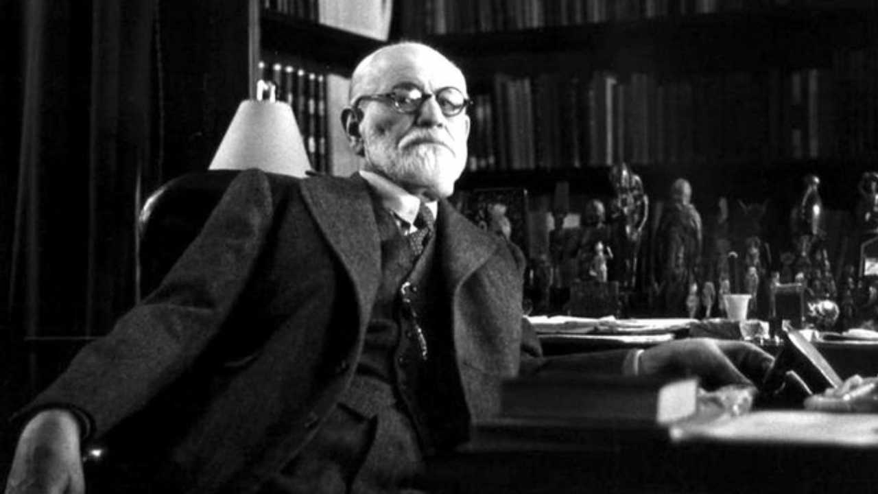 Freud con una libreria alle spalle