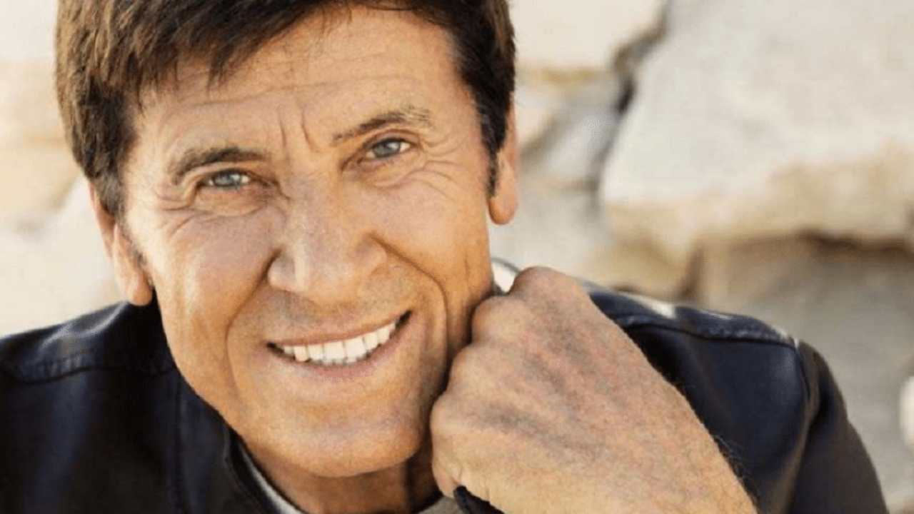 gianni morandi sorride