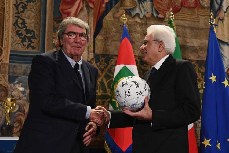 Dino Zoff mentre da la mano a Sergio Mattarella