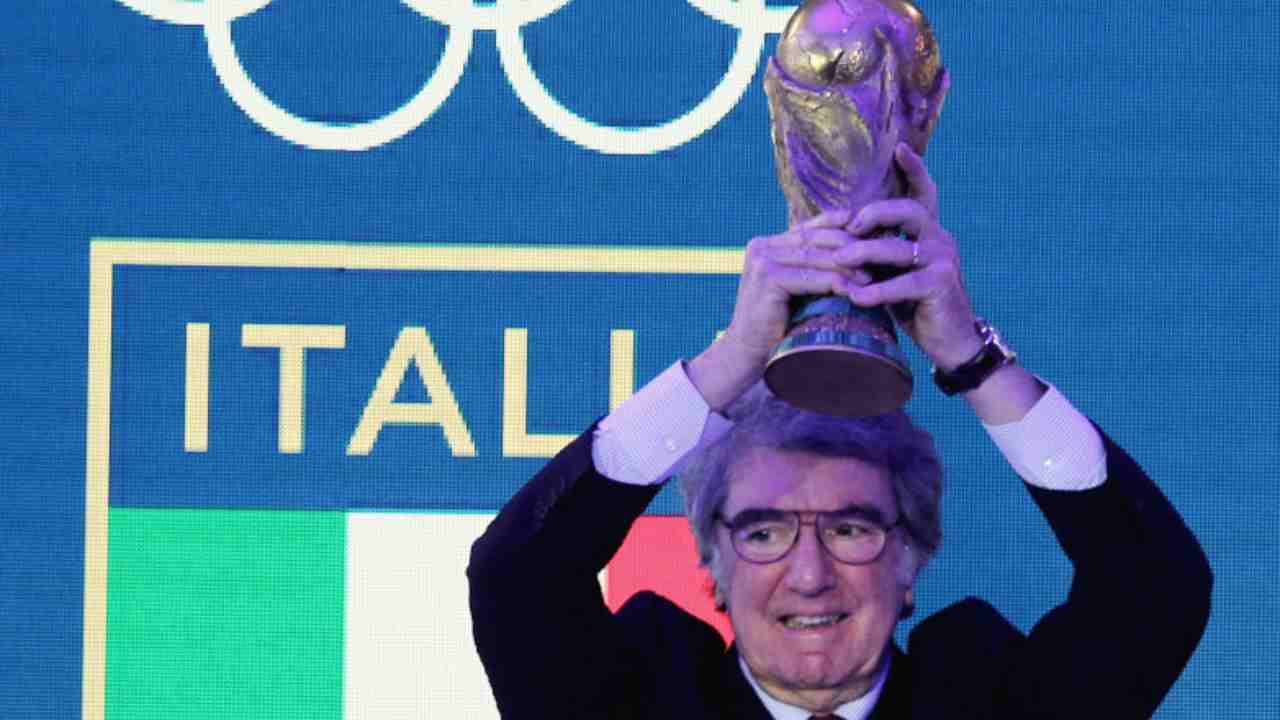 Dino Zoff con la coppa del mondo