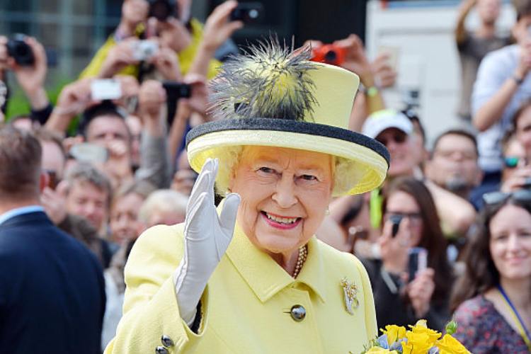 La regina Elisabetta con abito giallo