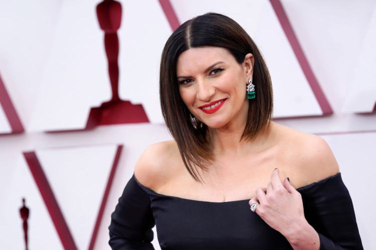 Laura Pausini in posa per i fotografi negli Usa