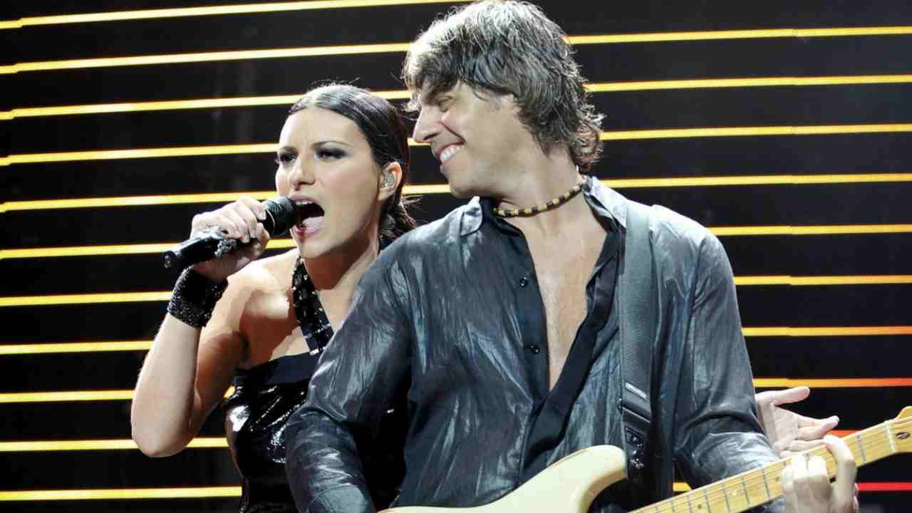 Laura Pausini e Paolo Carta durante una prestazione musicale