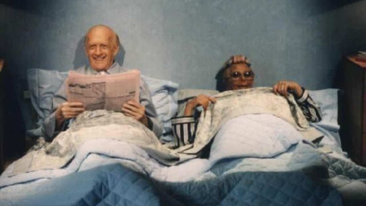 Sandra e Raimondo in una scena girata a letto