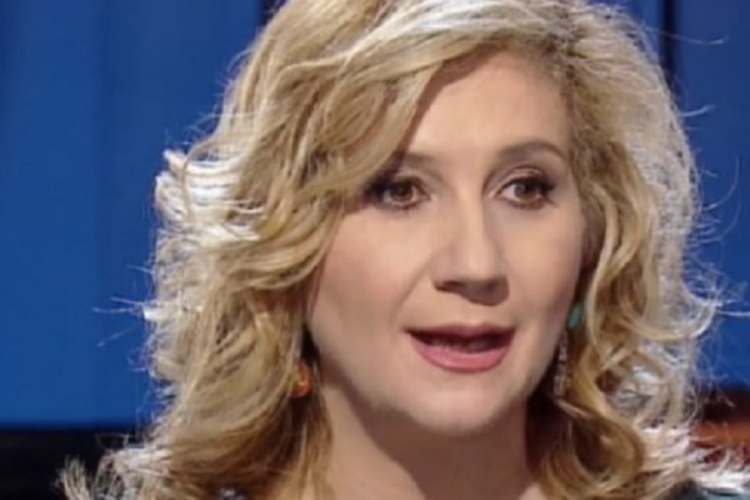 Serena Bortone mentre parla