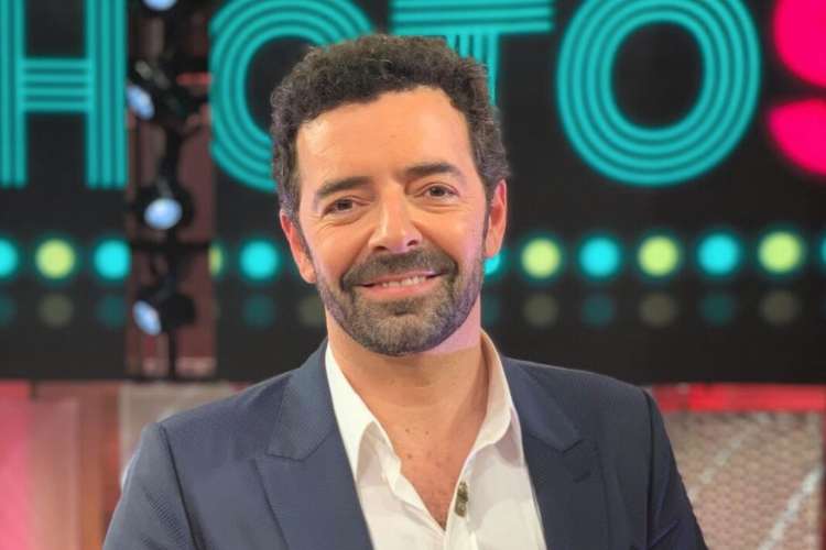 Alberto Matano mentre fissa la telecamera sorridente