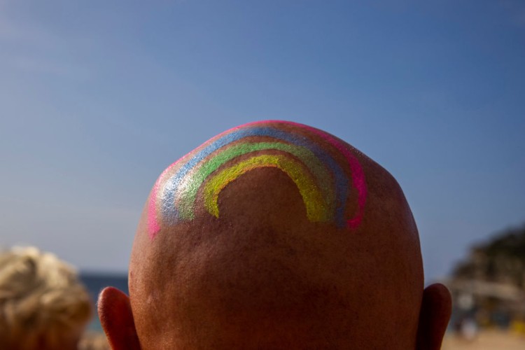 Un arcobaleno disegnato su una testa