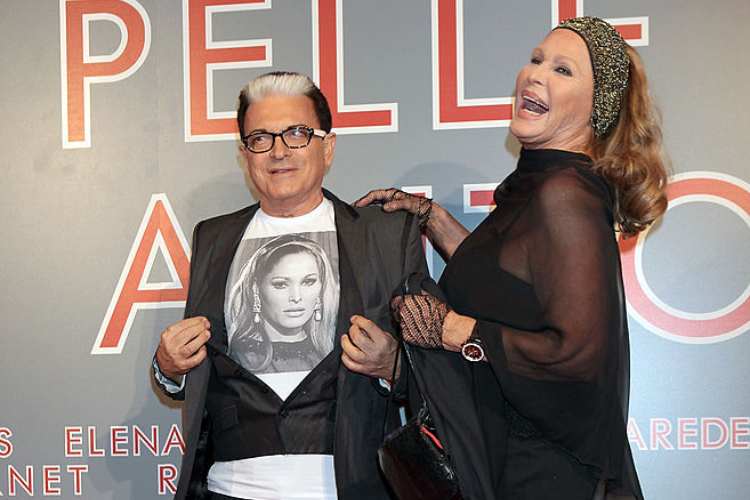 Ursula Andress mentre posa con Cristiano Malgioglio