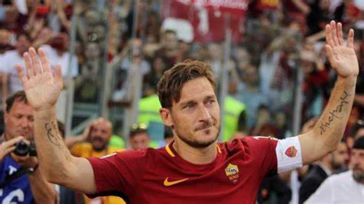 totti alza le braccia 