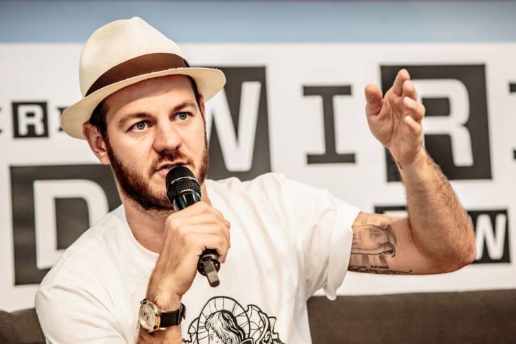 Alessandro Cattelan con un cappello di paglia