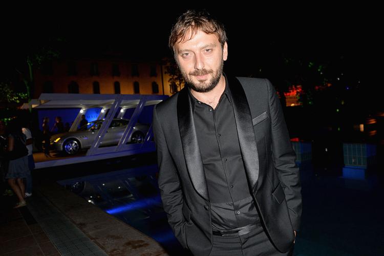 Cesare Cremonini con uno smoking nero