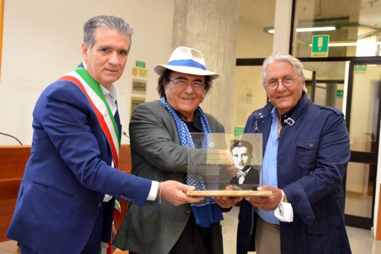 Franco e Albano Carrisi mentre ritirano una targa