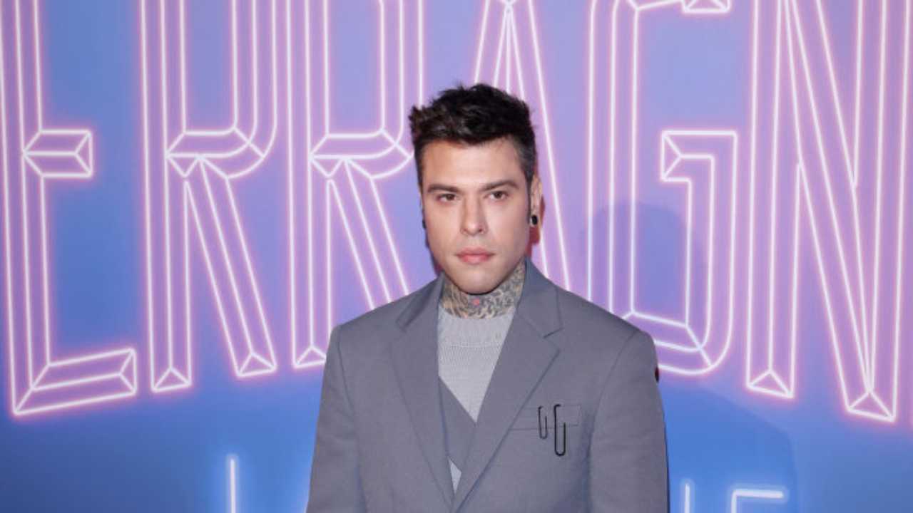 Fedez in posa per i fotografi