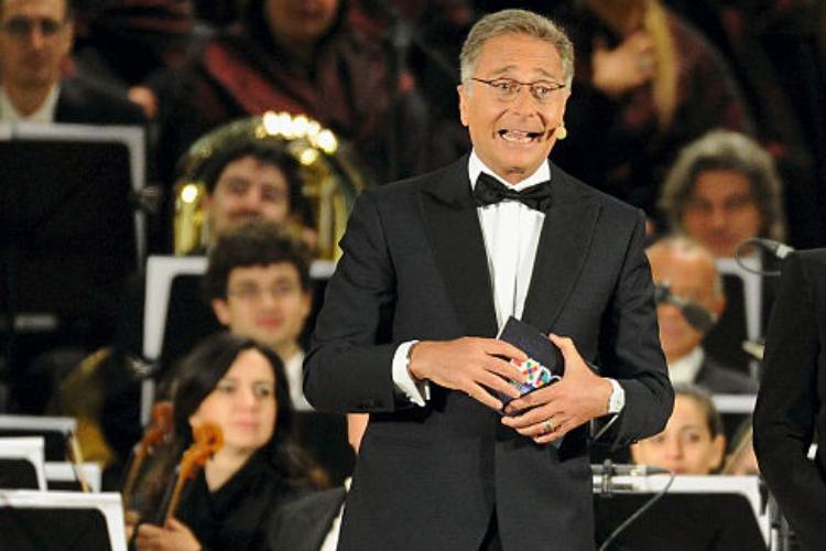 Paolo Bonolis a Milano sul palco a Piazza del Duomo