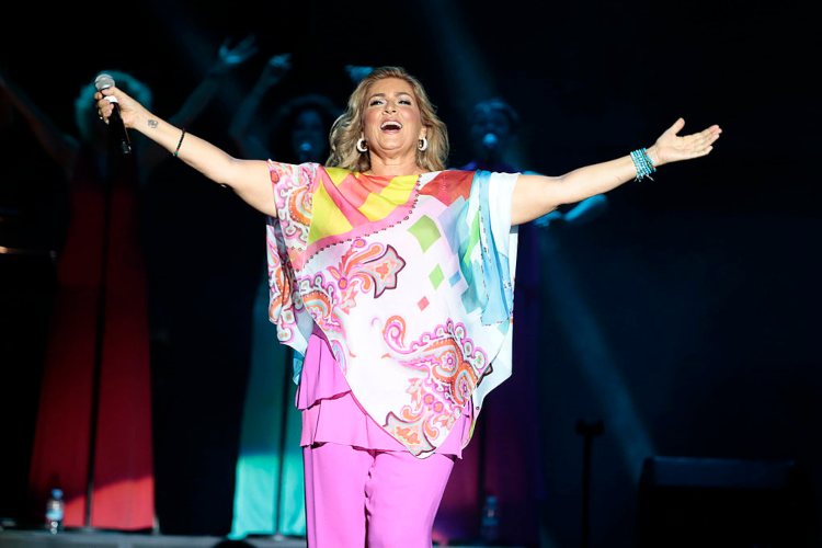 Romina Power durante uno spettacolo canoro