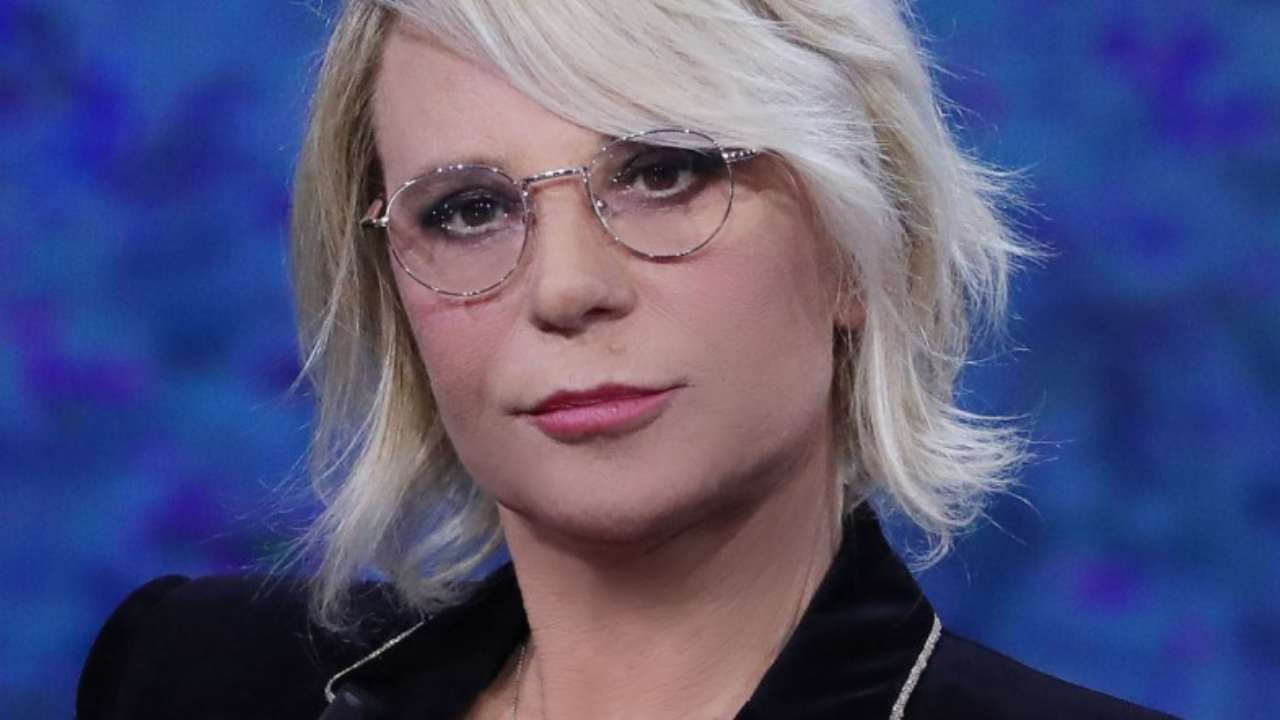 Maria De Filippi con una faccia concentrata