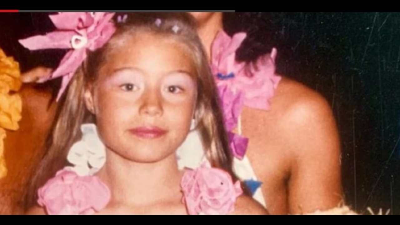 Elenoire Casalegno da bambina in posa per una foto