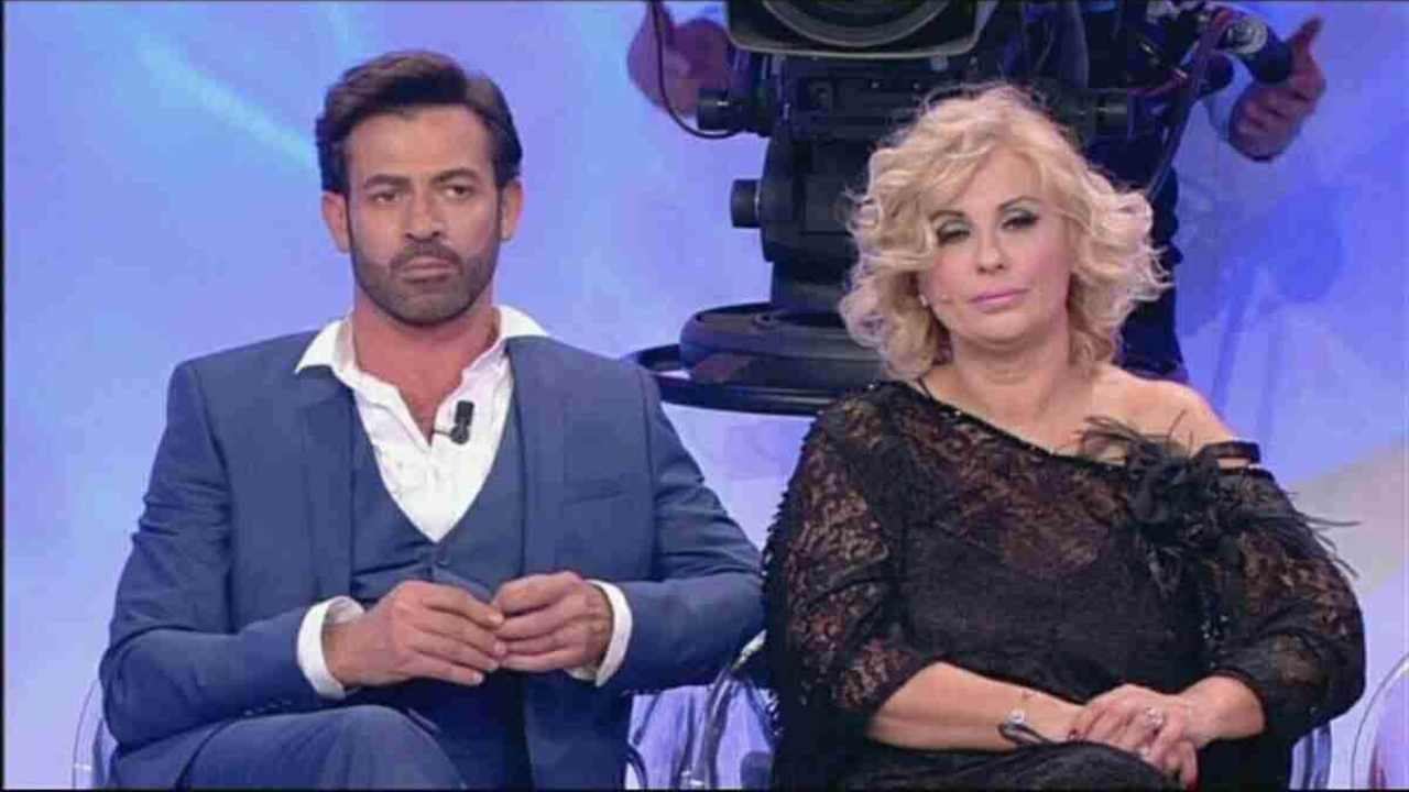 gianni sperti e tina cipollari - topicnews - 23.12.2021 (topicnews) (1)