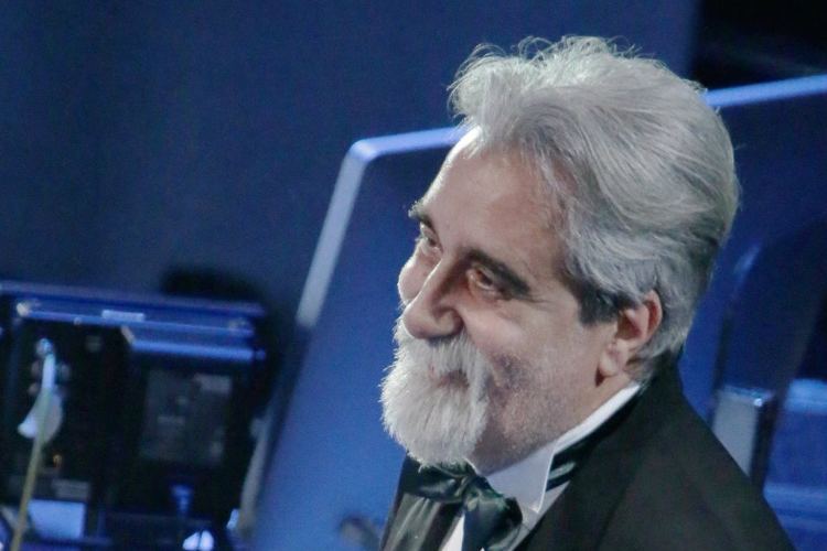 Beppe Vessicchio mentre opera in uno spettacolo musicale