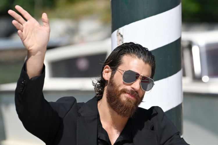 Can Yaman saluta i suoi fan