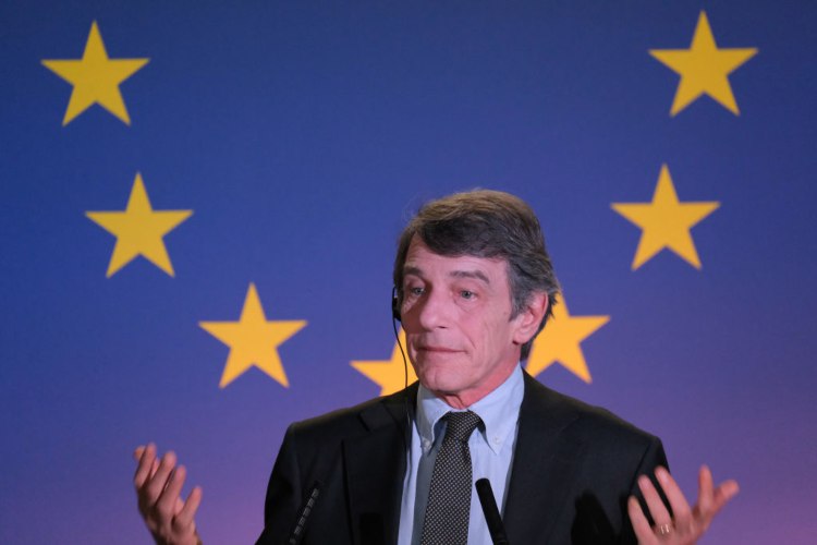 David Sassoli davanti alla bandiera europea