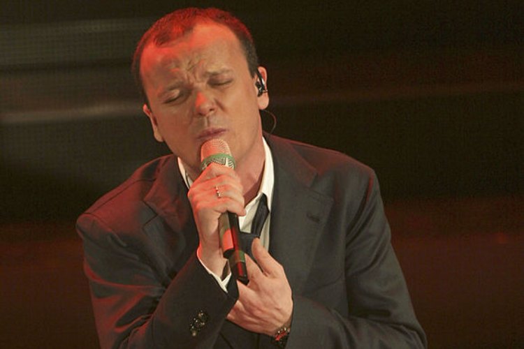 Gigi D'alessio mentre canta al Festival di Sanremo