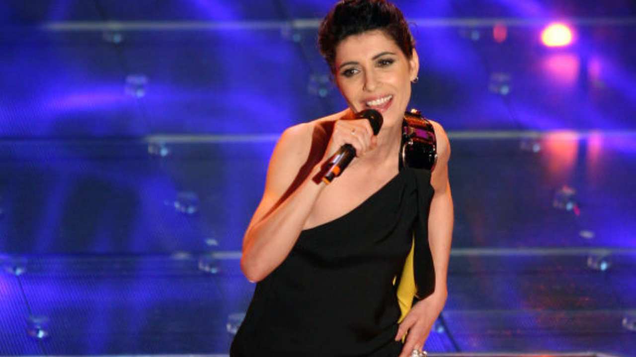 Giorgia mentre canta una canzone a Sanremo