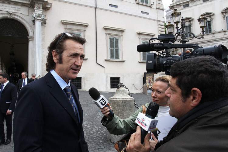 Marco Giallini intervistato davanti al Quirinale