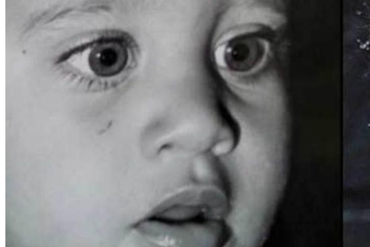 Raz Degan in una fotografia in bianco e nero da bambino