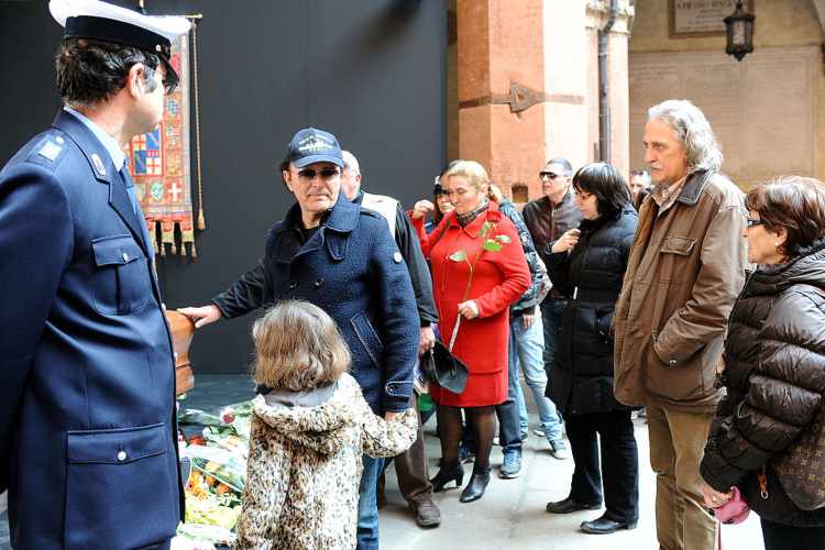 Dodi Battaglia in visita al mausoleo di Lucio Dalla