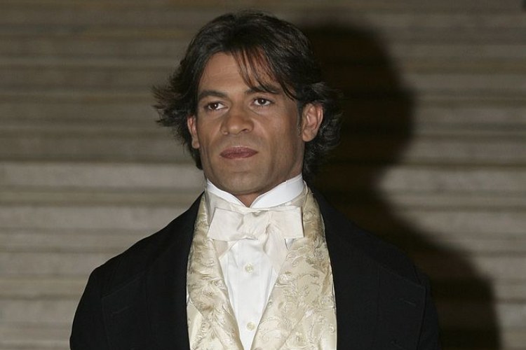 Gianni Sperti in posa a Roma