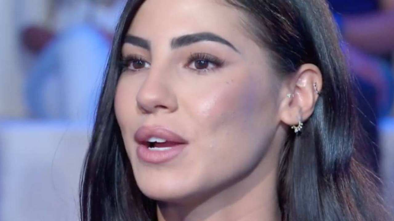 Giulia De Lellis mentre parla in tv