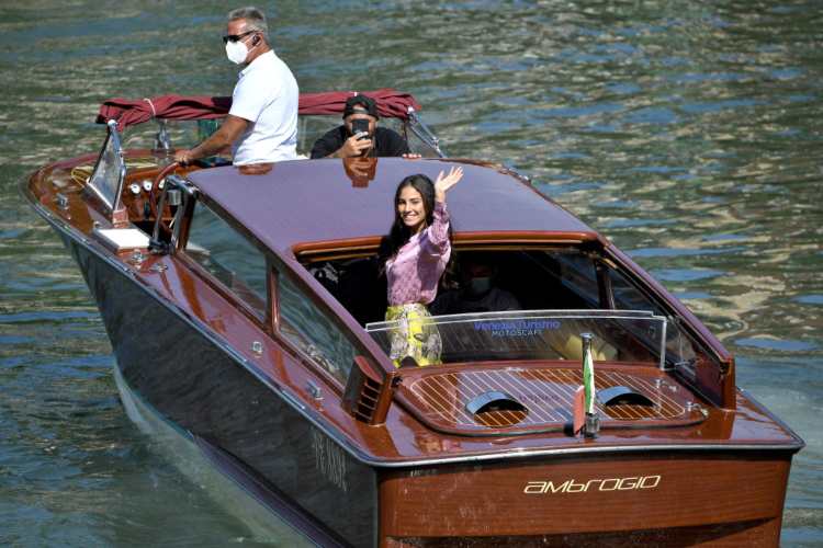 Giulia De Lellis su un canale di Venezia