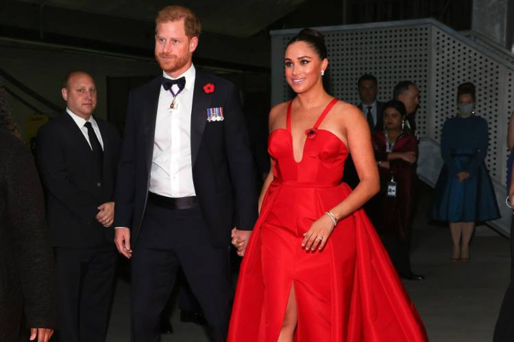 Harry e Meghan mentre sfilano insieme sul red carpet