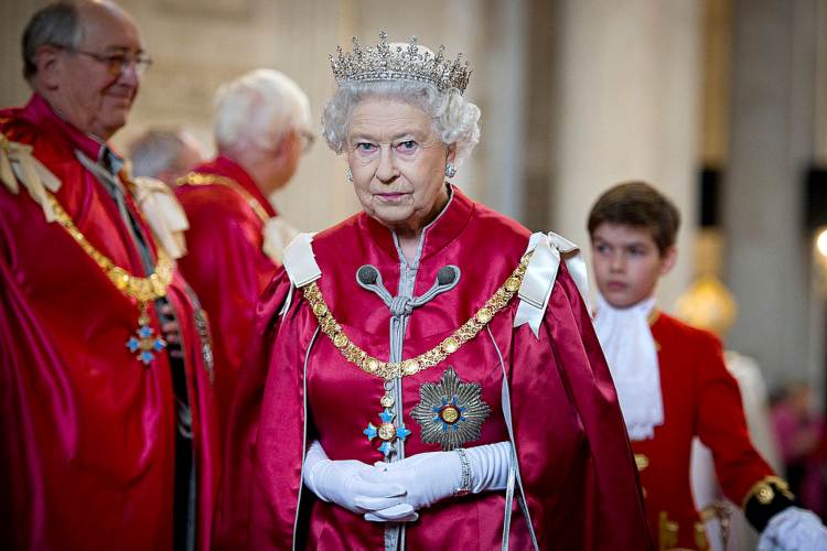 La regina Elisabetta II in veste ufficiale e da cerimonia