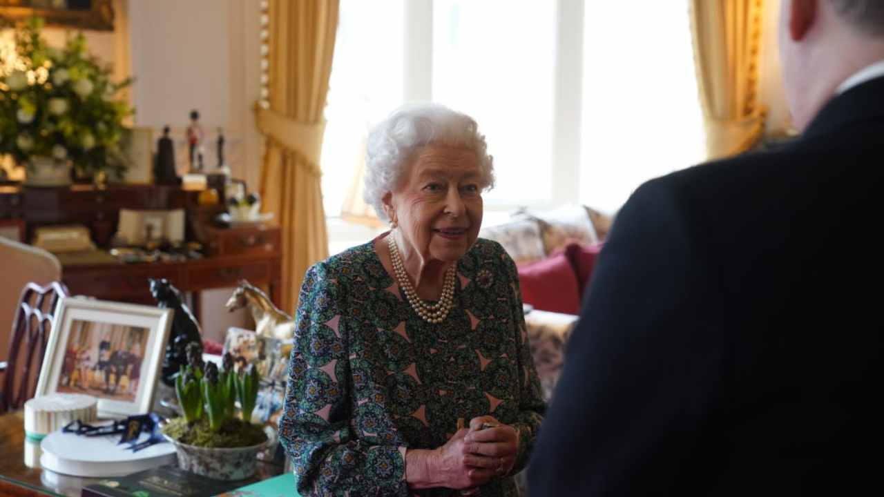 La regina Elisabetta all'interno del suo castello di Londra