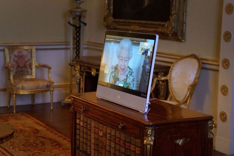 La regina Elisabetta vista su uno schermo di un tablet