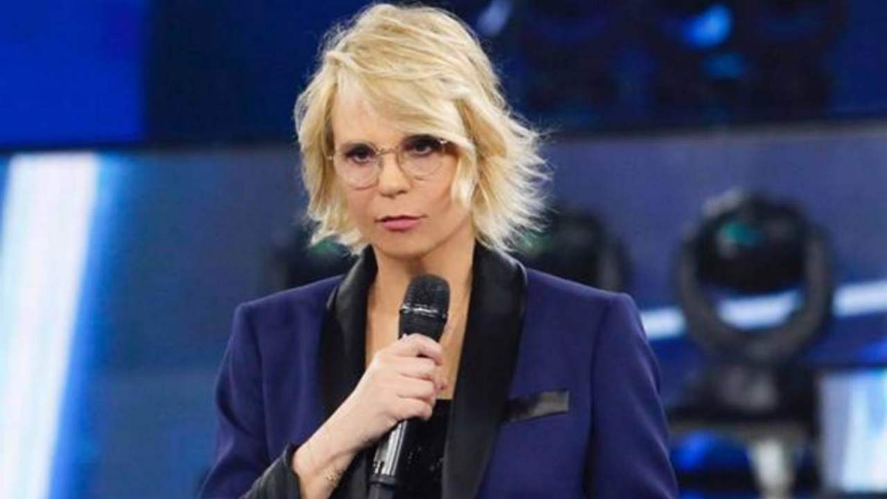 Maria De Filippi con un'espressione seria