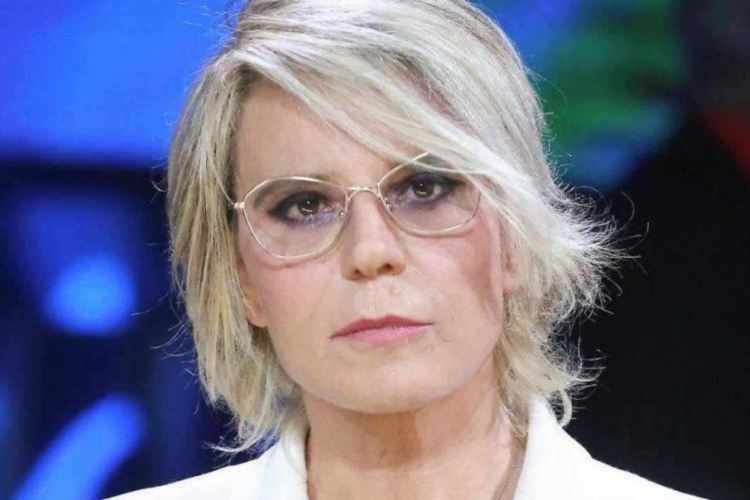 Maria De Filippi mentre fissa la telecamera