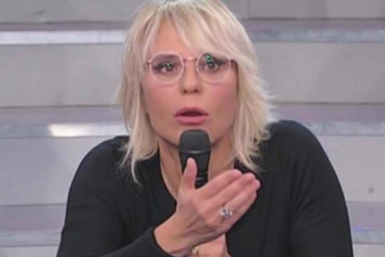 Maria De Filippi mentre parla al microfono