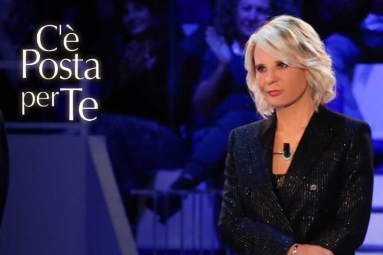 Maria De Filippi durante una puntata di C'è posta per te