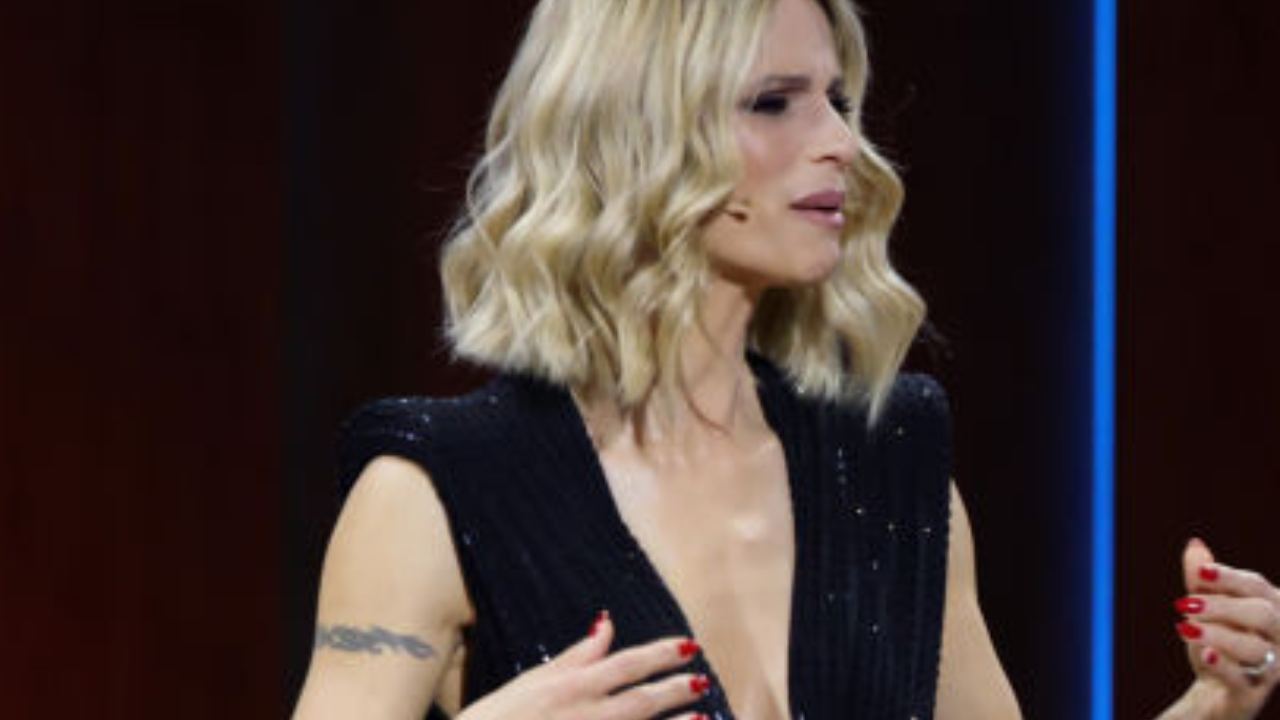 Michelle Hunziker intenta a parlare