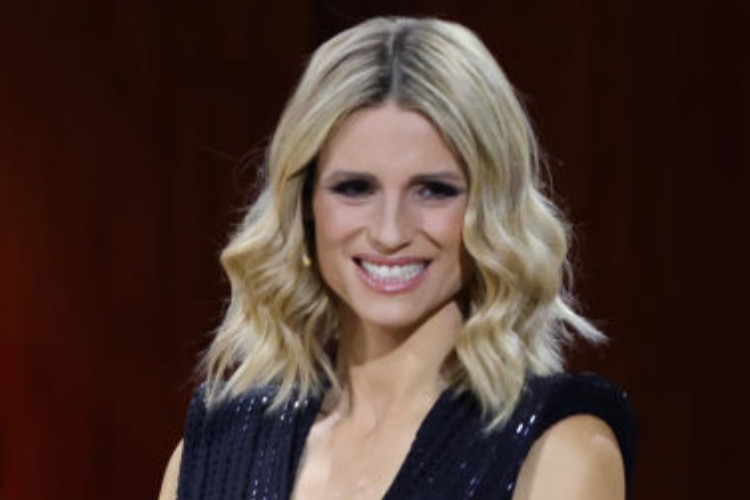 Michelle Hunziker mentre guarda la telecamera sorridendo