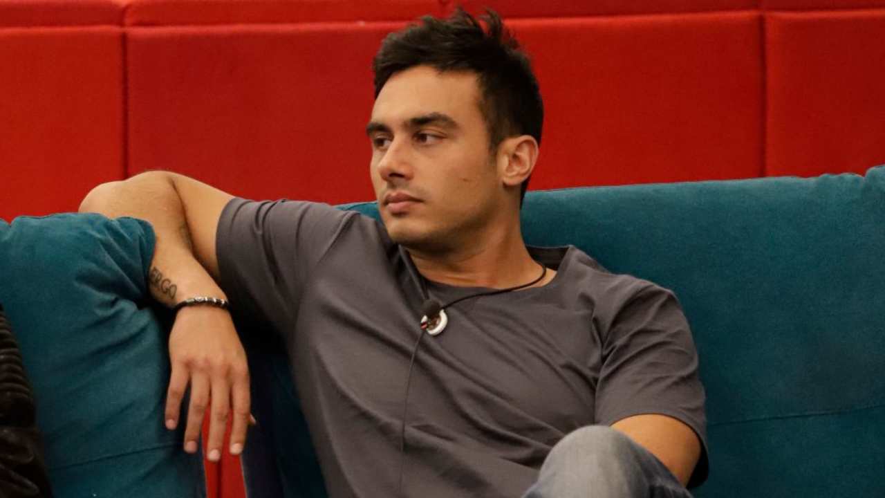 Nicola Pisu sul divano della casa del GFVip