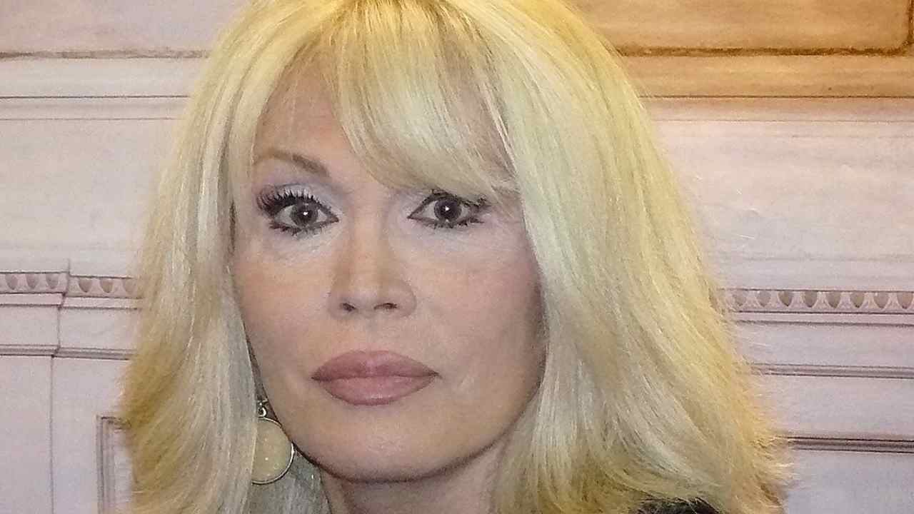 Amanda Lear in un primo piano