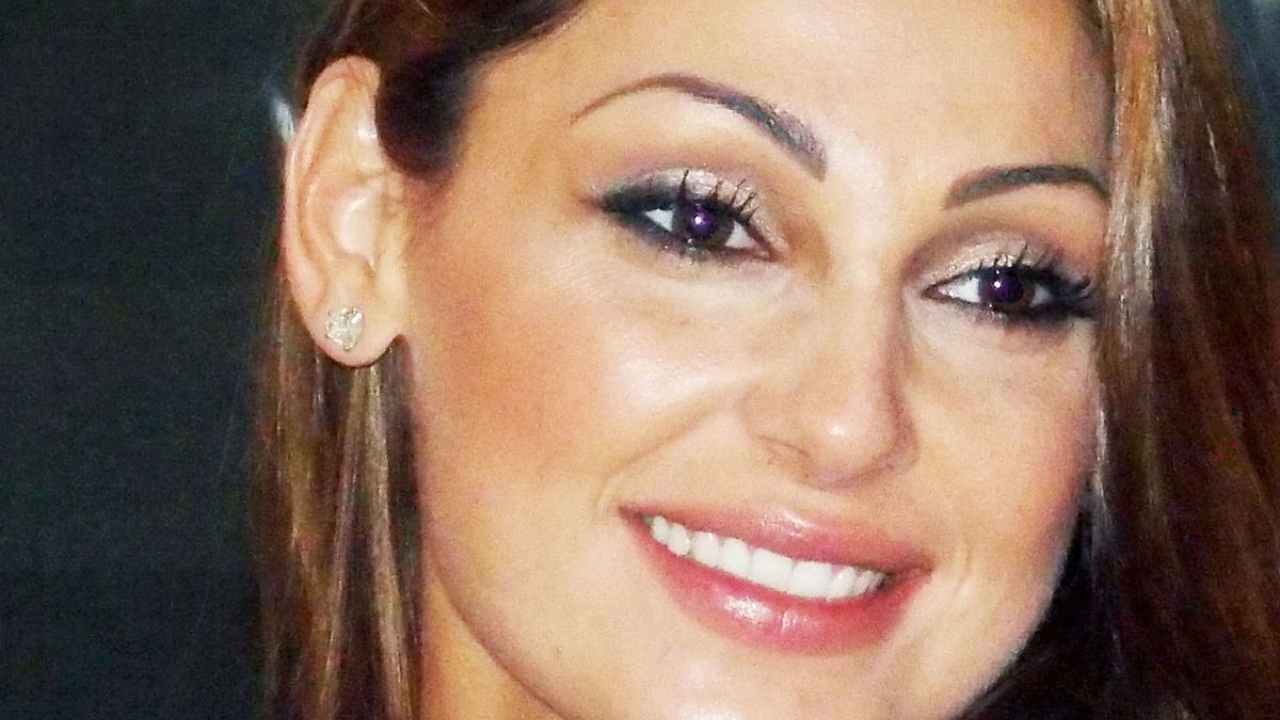 Anna Tatangelo sorride per uno scatto fotografico