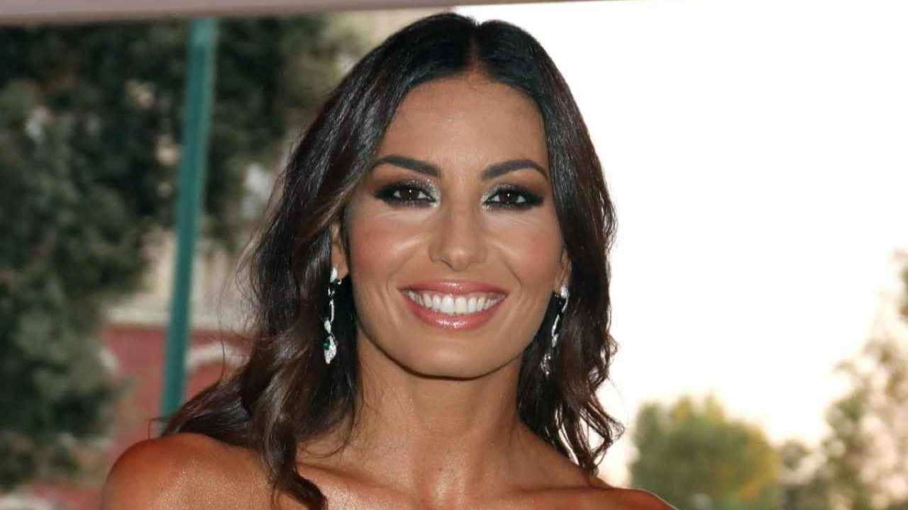 Elisabetta Gregoraci guarda l'obiettivo sorridente