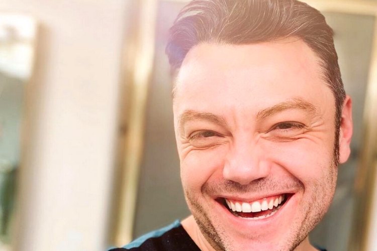 Tiziano Ferro con un'espressione felice