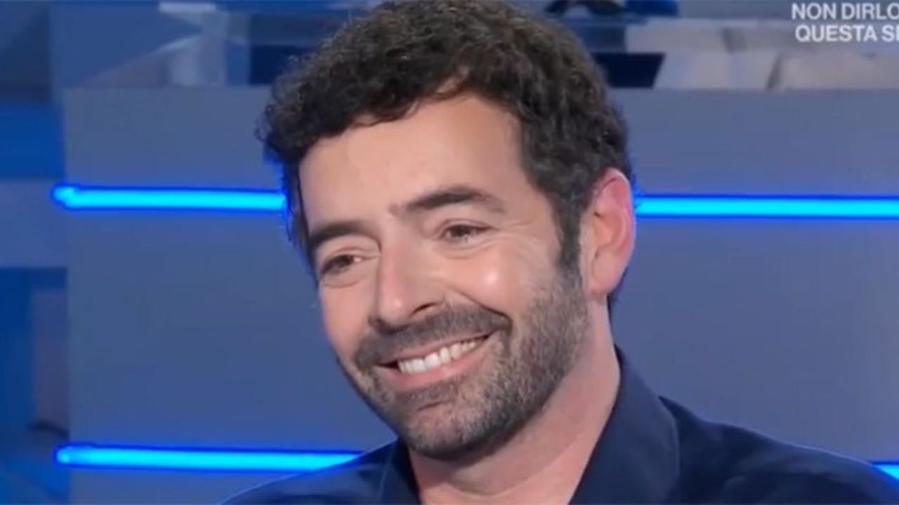 alberto matano bacio in diretta